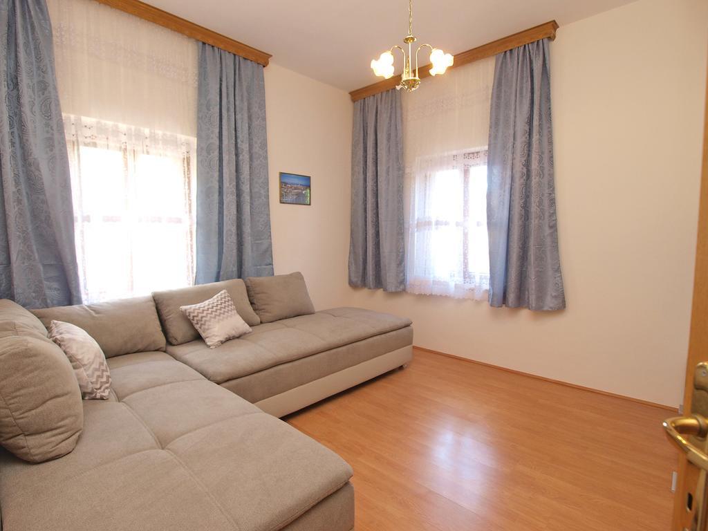 Apartments Joko 1160 Pula Bagian luar foto